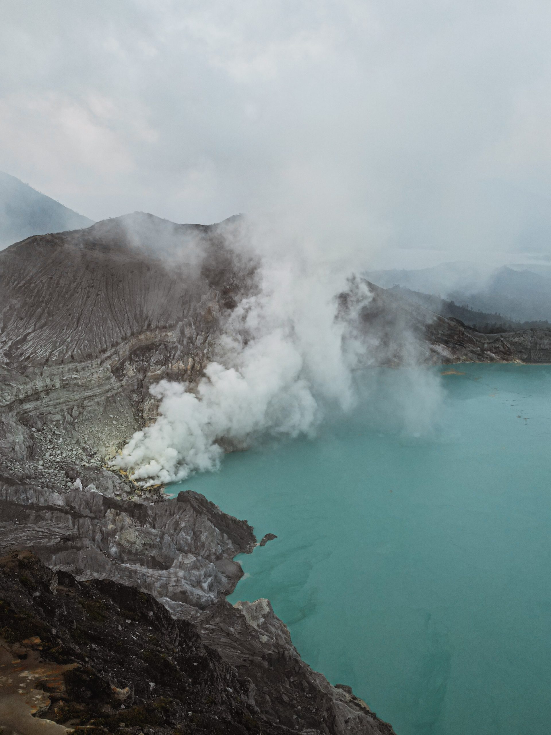 Wulkan Ijen na Jawie to tutaj lawa płonie na niebiesko wielkie jeziora siarkowe